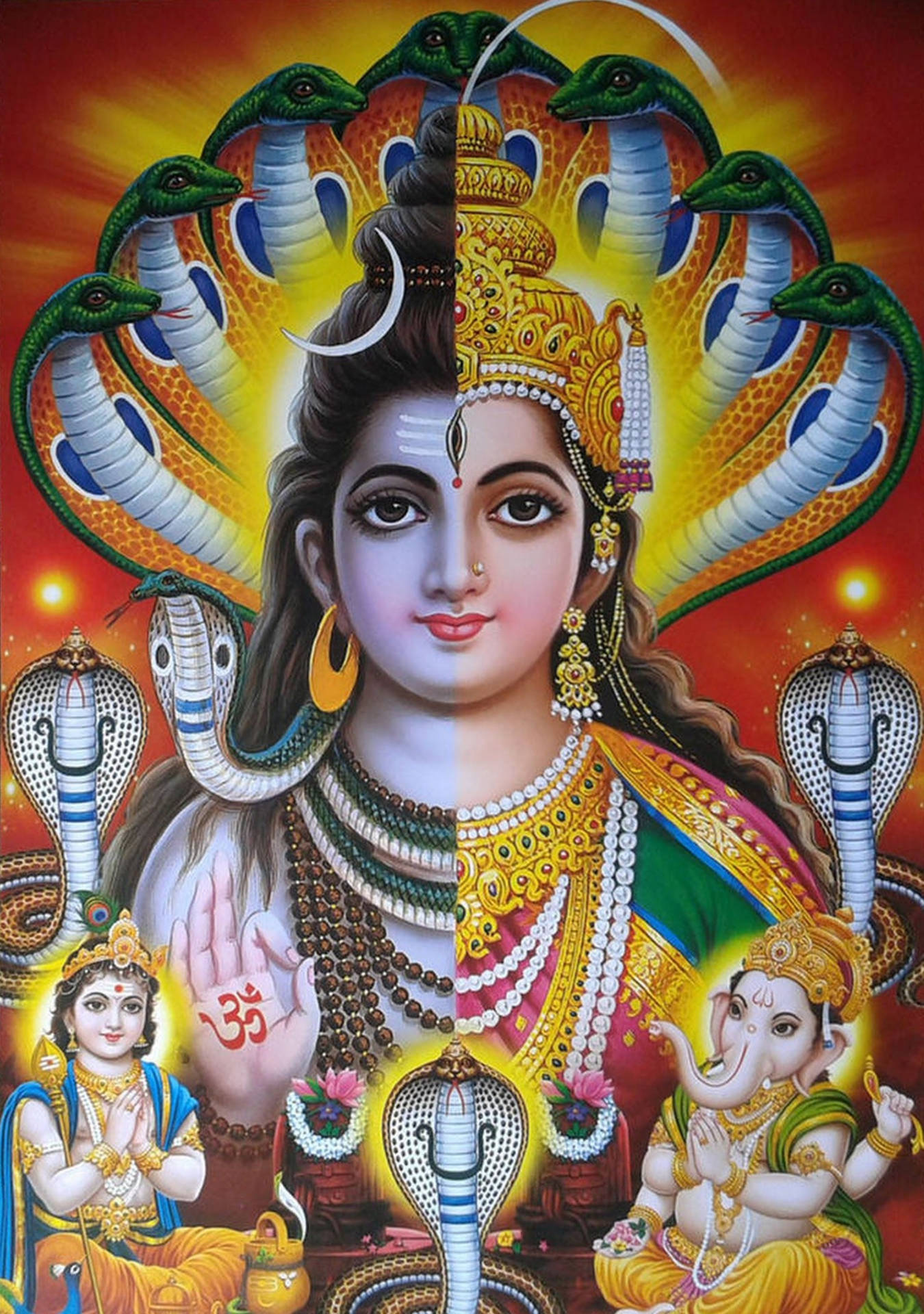 Indian 桌布 壁紙 — 神聖印度教女神，頭戴金冠，身纏盤蛇，兩側有象頭神和另一位神祇，背景為耀眼的橙色和黃色。