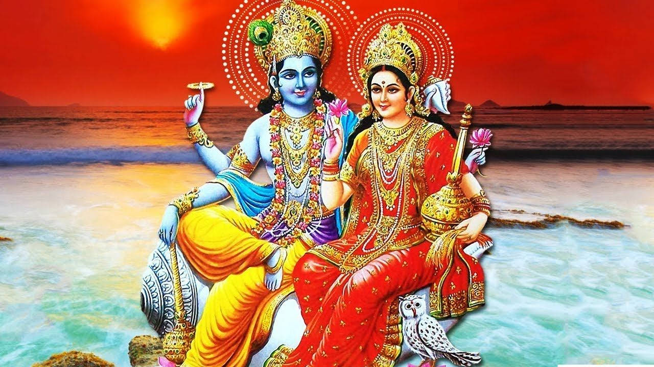 Indian 桌布 壁紙 — 神聖情侶克里希納和拉妲優雅地坐在海洋水域中的白色蓮花上，背景是火紅的日落天空。