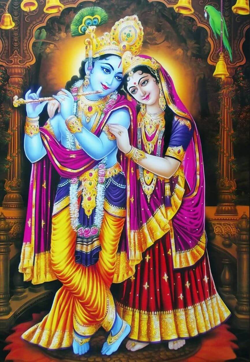 krishna bhagwan 桌布 壁紙 — 神聖情侶克里希納和拉達身著華麗傳統服飾，在飾有鈴鐺和鸚鵡的金色拱門下共享親密時刻。