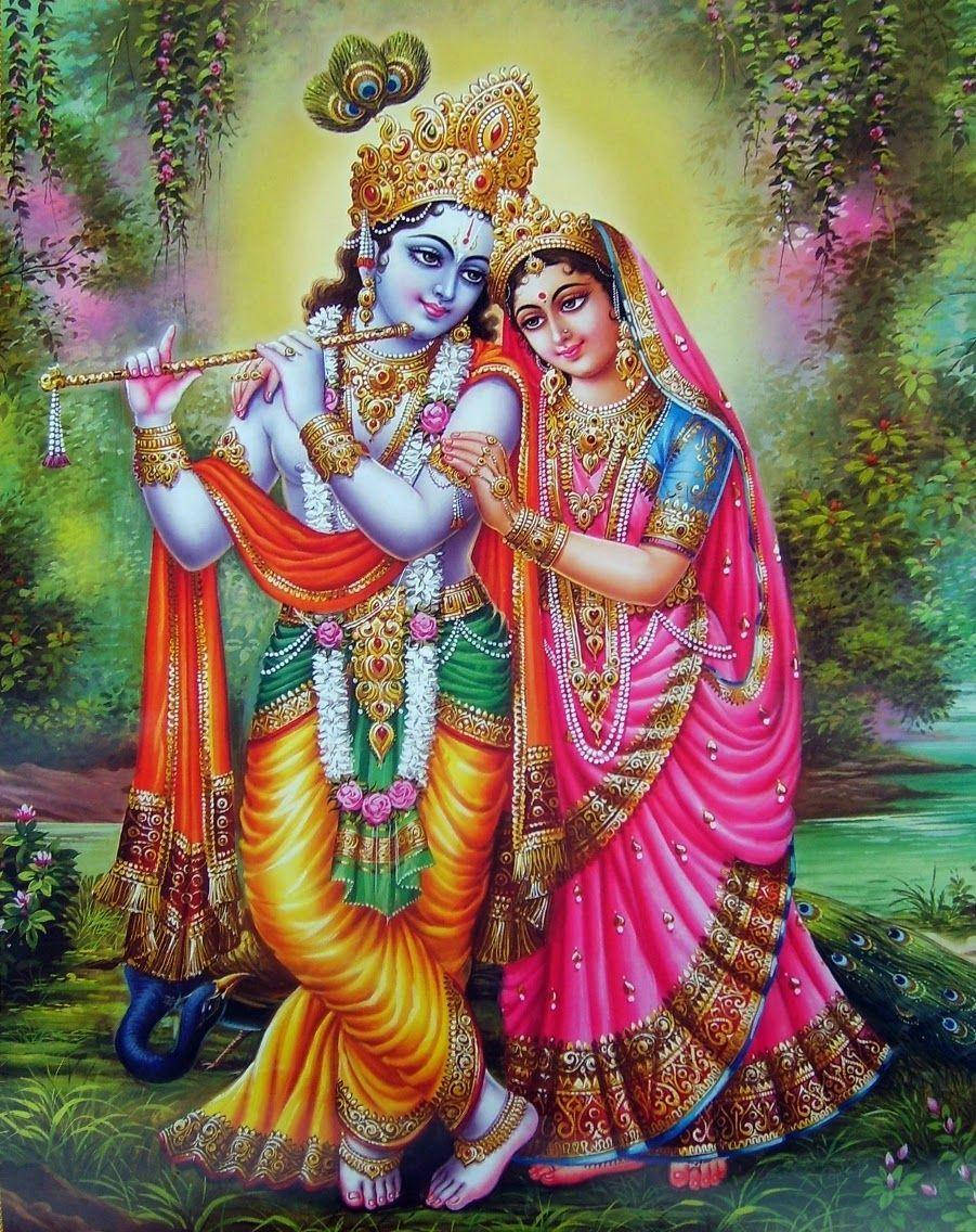 krishna phone 桌布 壁紙 — 神聖情侶克里希納和拉達身著華麗傳統服飾，在孔雀羽毛和閃耀光芒的茂密花園中擁抱。