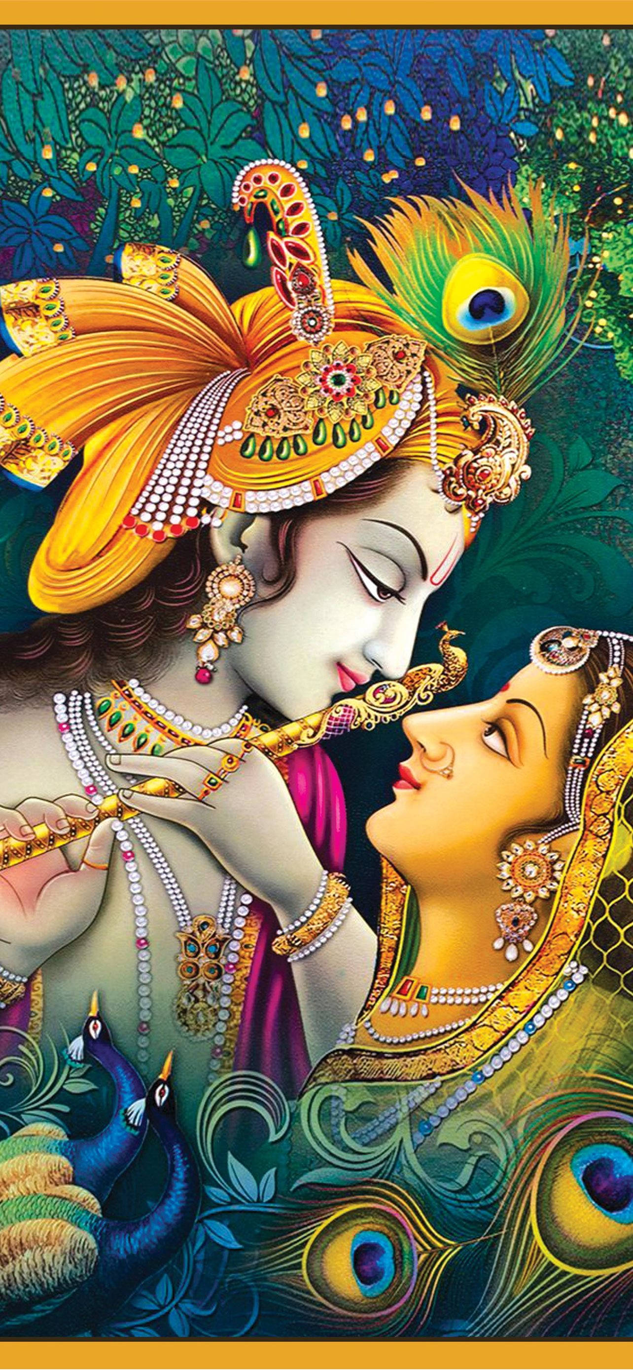 krishna bhagwan 桌布 壁紙 — 神聖的人物佩戴著金色珠寶和孔雀羽毛，在鬱鬱蔥蔥的綠色背景下分享親密時刻。