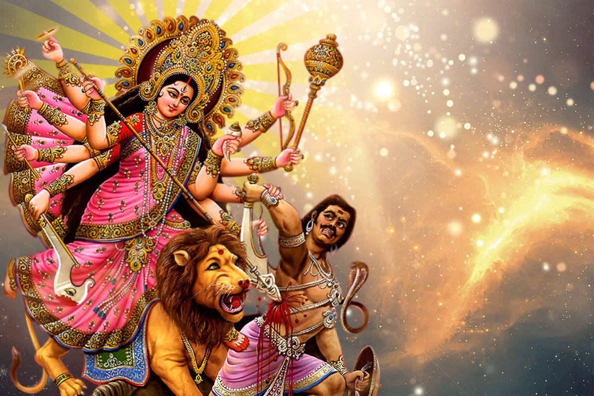Indian 桌布 壁紙 — 神聖的十臂女神杜爾迦騎著咆哮的獅子，在燦爛的金光和宇宙能量中與惡魔戰鬥。