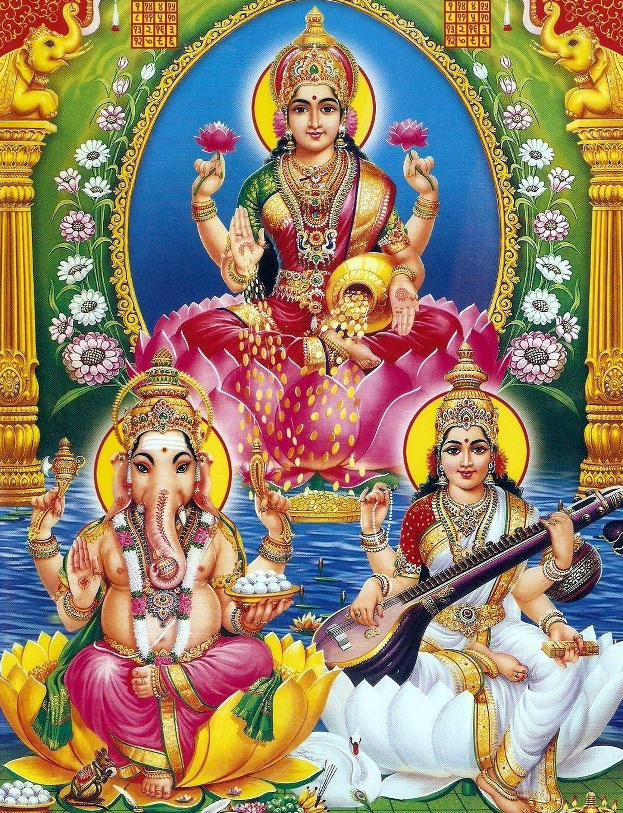 laxmi ganesh saraswati 桌布 壁紙 — 神聖的印度教女神拉克什米坐在蓮花上，與象頭神甘尼許和彈奏維納琴的薩拉斯瓦蒂一同出現在充滿活力且華麗的場景中。