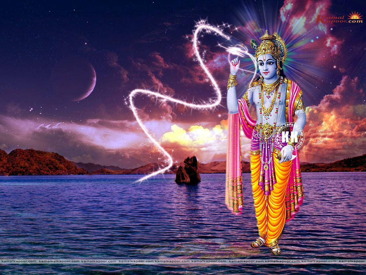 krishna god 桌布 壁紙 — 神聖的印度教神祇克里希納站在水中，在繁星點點的暮色天空下揮舞著發光的能量鞭，天空有一彎新月。