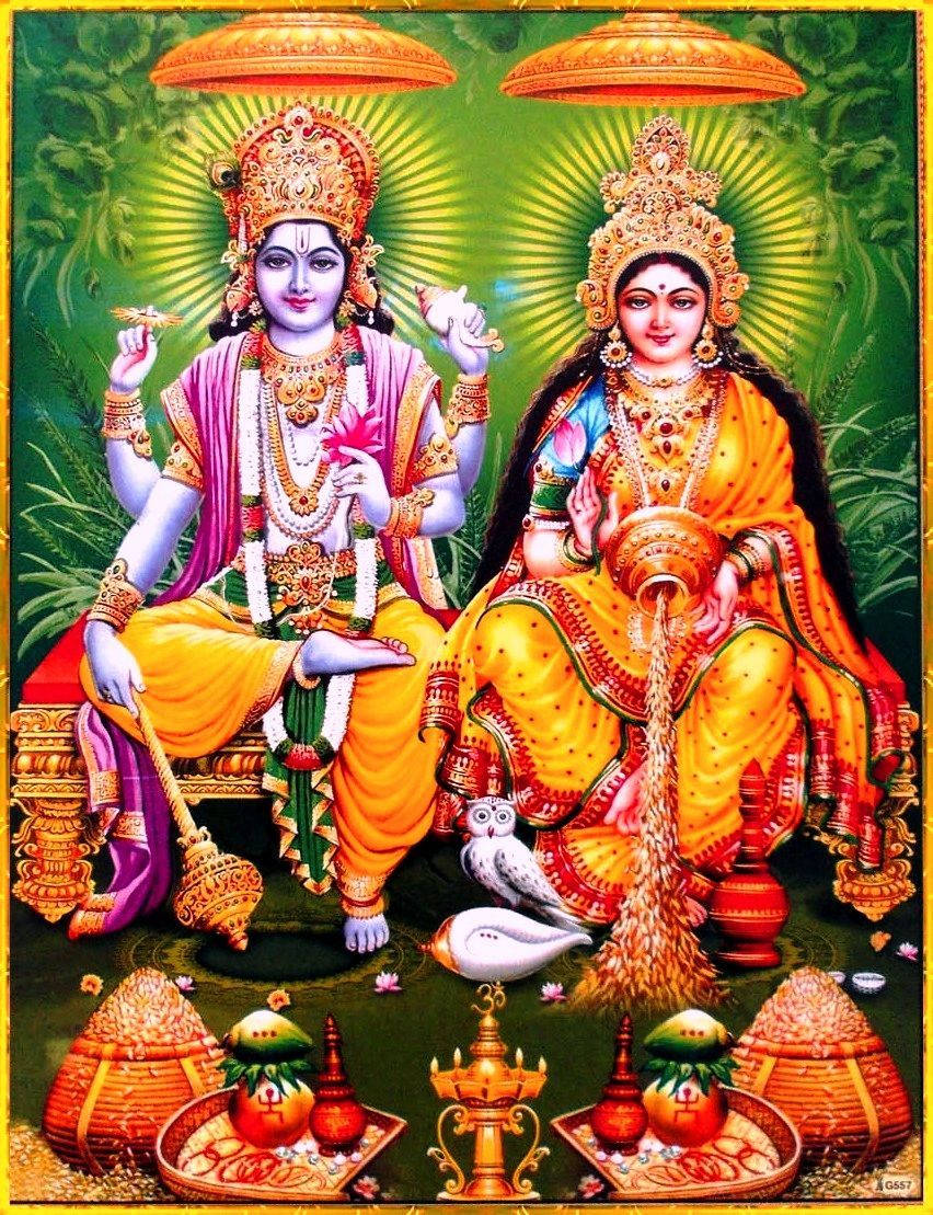 hindu iPhone 桌布 壁紙 — 神聖的印度教神祇拉達和克里希納端坐著，身著鮮豔的金色和橙色服飾，頭頂光環，腳邊有神聖的供品。