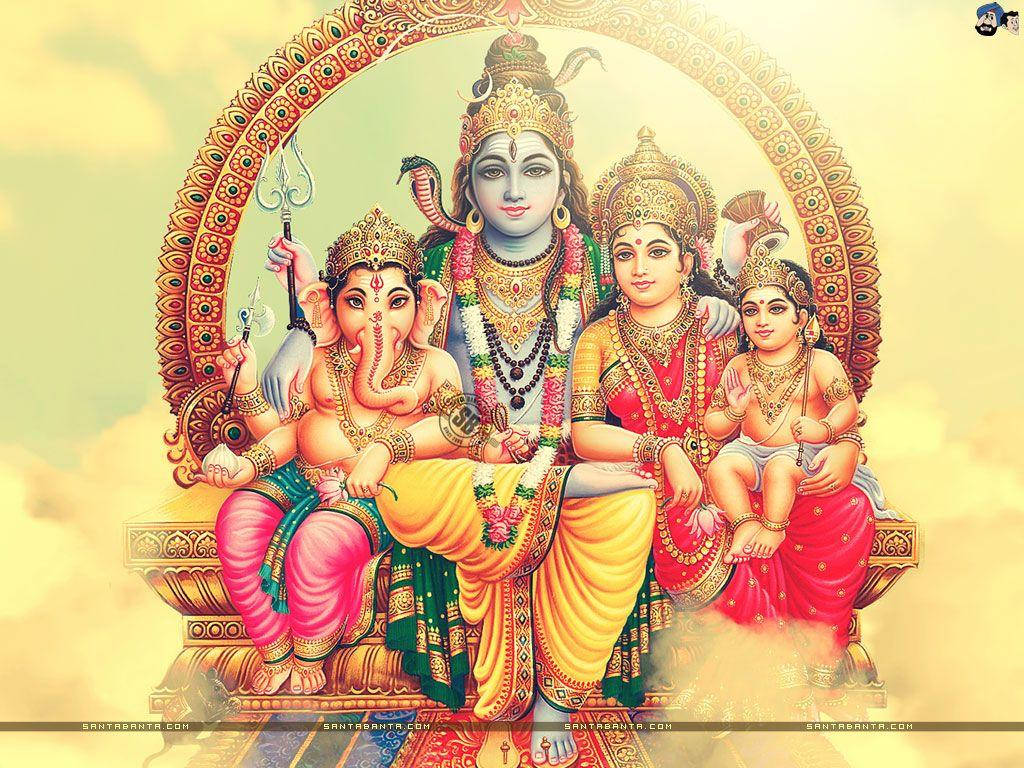 Lord Shiva Family 桌布 壁紙 — 神聖的印度教神祇濕婆、帕爾瓦蒂、象頭神和卡爾提凱亞威嚴地坐在一個裝飾著複雜圖案的金色寶座上，背景是柔和的金色天空。