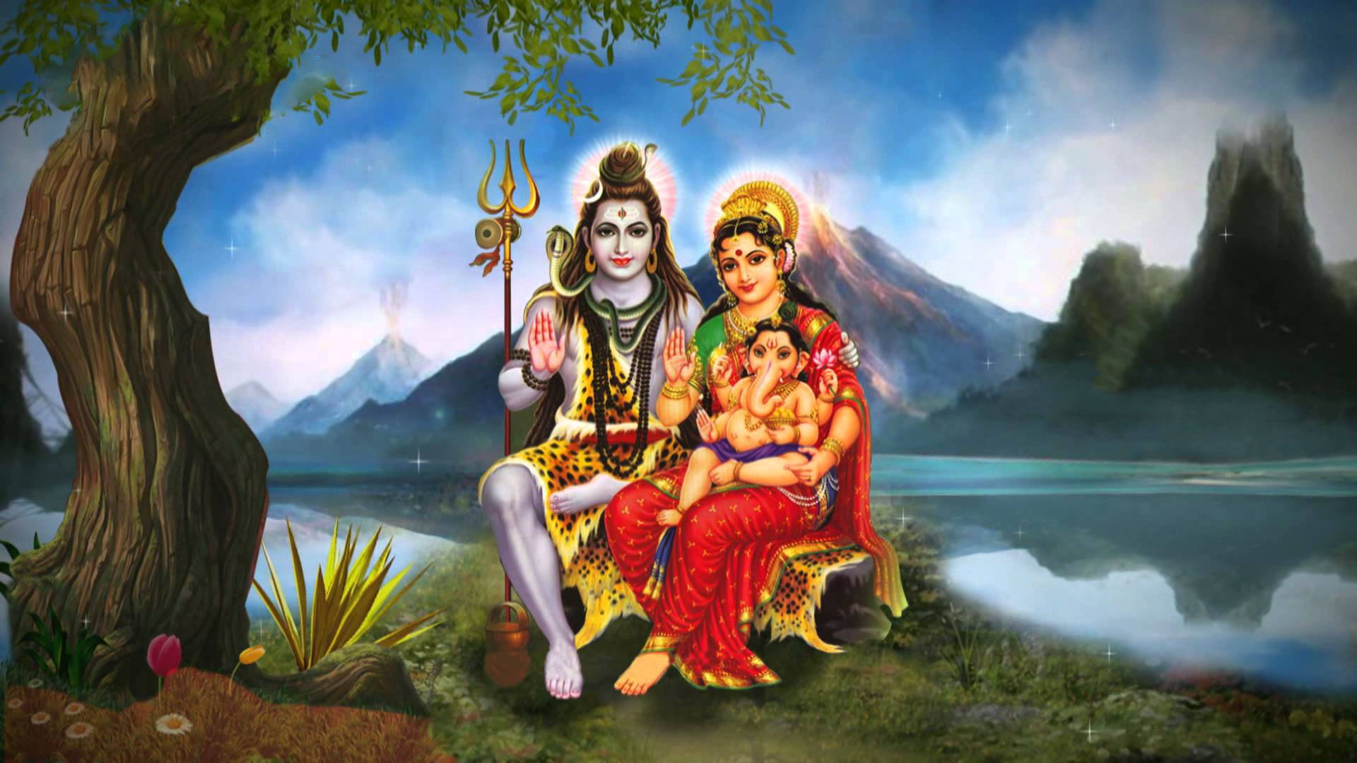 Shiv Parivar 桌布 壁紙 — 神聖的印度教神祇濕婆、帕爾瓦蒂和象頭神甘尼許，在湖邊樹下寧靜地坐著，背景是山巒。