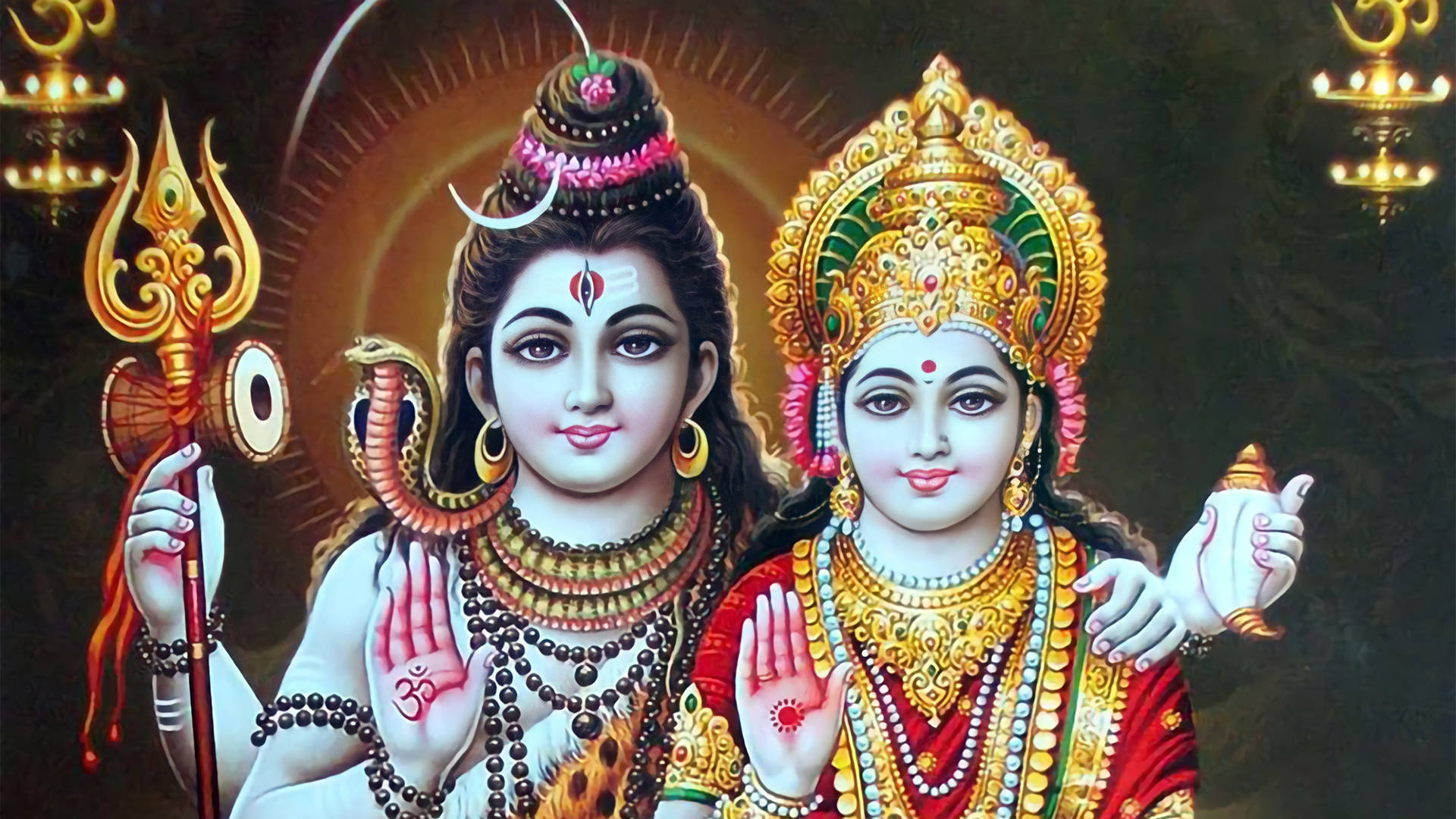shiv parvati HD 桌布 壁紙 — 神聖的印度教神祇濕婆和帕爾瓦蒂，身著華麗的金色服飾，帶有神聖符號和光環，映襯在黑暗背景前。