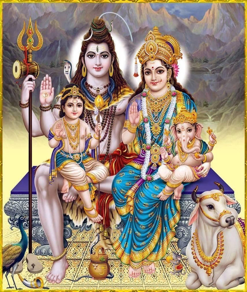 shiva parvathi 桌布 壁紙 — 神聖的印度教神祇濕婆和帕爾瓦蒂與他們的孩子威嚴地坐著，裝飾著金色和藍色，背景是山巒。