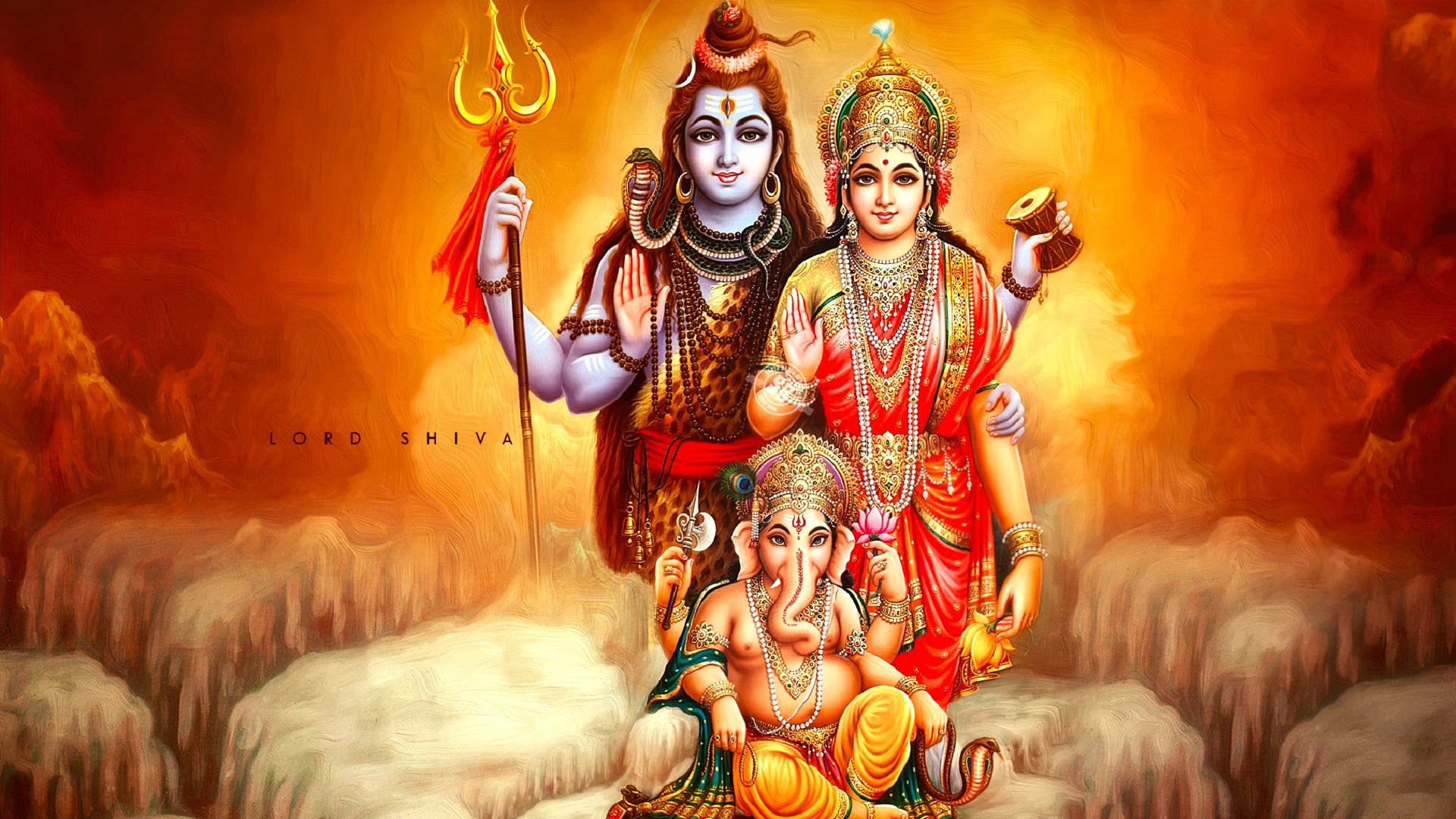 Shiv Parivar 桌布 壁紙 — 神聖的印度教神祇濕婆帕爾瓦蒂和象頭神在熾熱的天界背景下，在雲端散發出金色光芒。