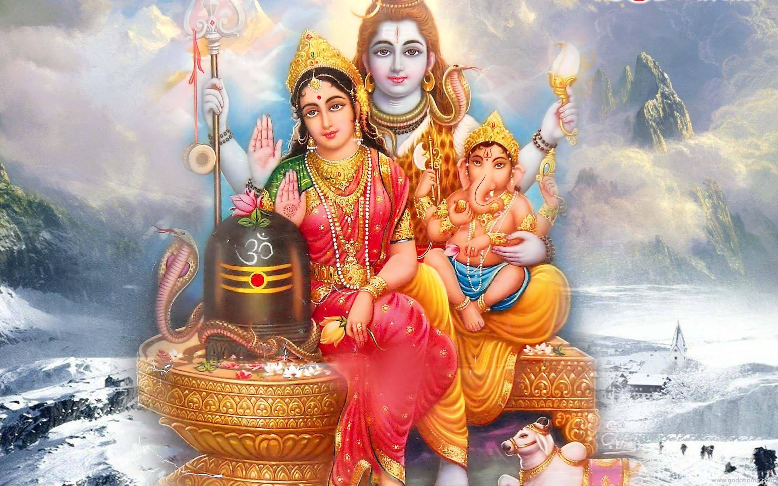 shiva parvathi 桌布 壁紙 — 神聖的印度教神祇濕婆帕爾瓦蒂和象神甘尼許莊嚴地坐在裝飾著神聖符號和供品的雪山寶座上。