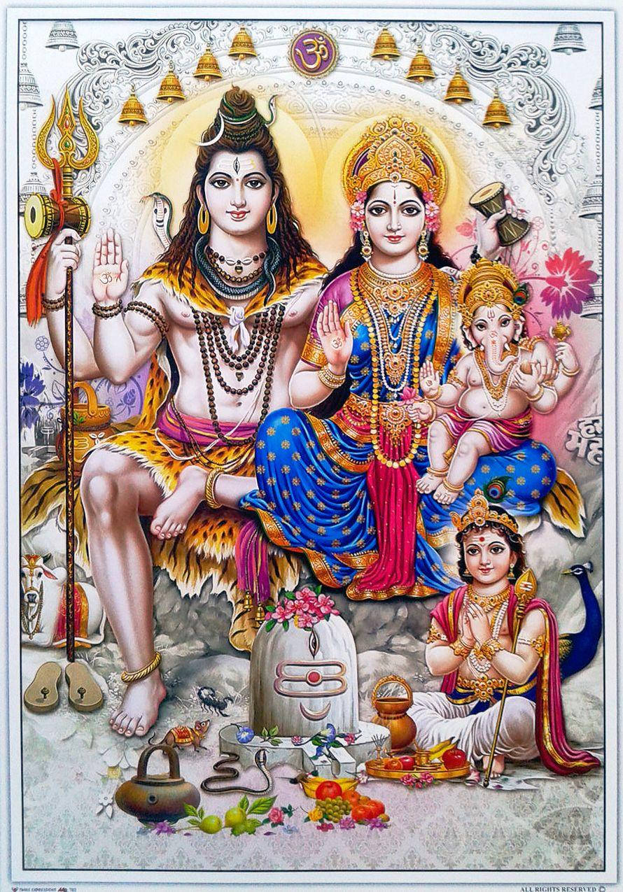 Lord Shiva Family 桌布 壁紙 — 神聖的印度教神祇濕婆帕爾瓦蒂和象頭神甘尼許，身著金色珠寶，威嚴端坐，周圍環繞著神聖符號和供品。