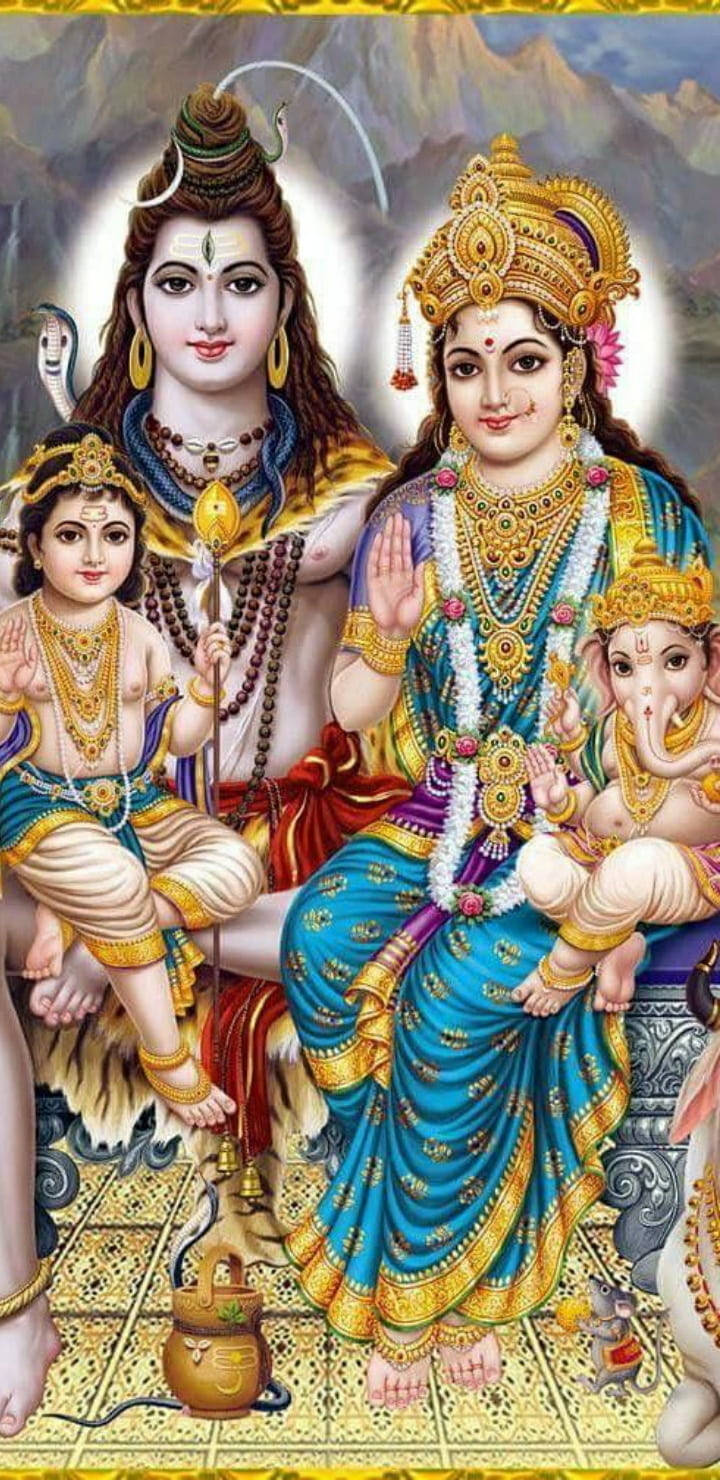 Shiv Parivar 桌布 壁紙 — 神聖的印度教神祇濕婆帕爾瓦蒂與孩子們端坐，身著金色珠寶，背景為山巒。