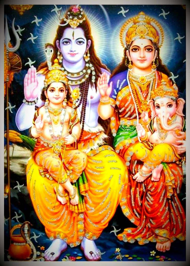 Shiv Parivar 桌布 壁紙 — 神聖的印度教神祇濕婆帕爾瓦蒂與孩子們端坐，佩戴金飾，背景是繁星點點的夜空和飛鳥。