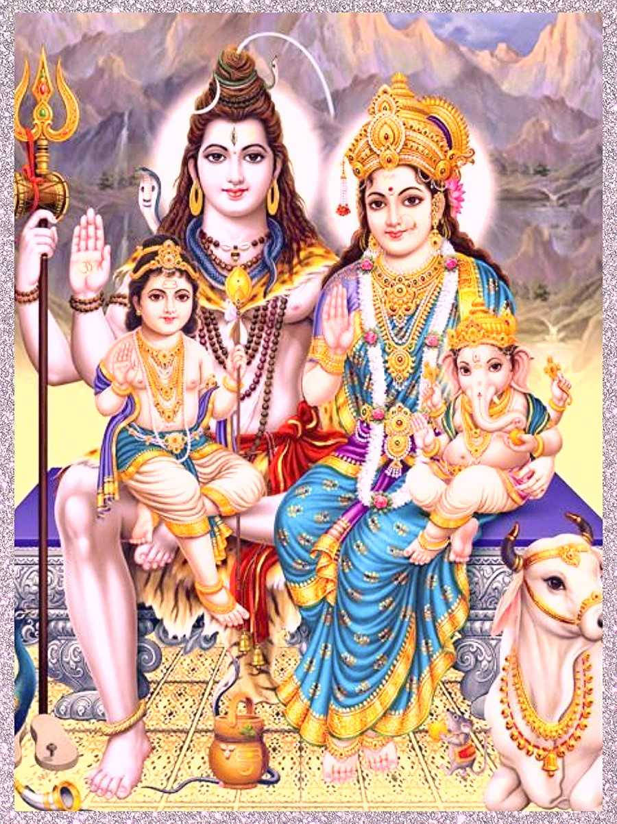 Lord Shiva Family 桌布 壁紙 — 神聖的印度教神祇濕婆與帕爾瓦蒂，身穿華麗金色服飾，與子女端坐於山巒背景前，威儀堂堂。