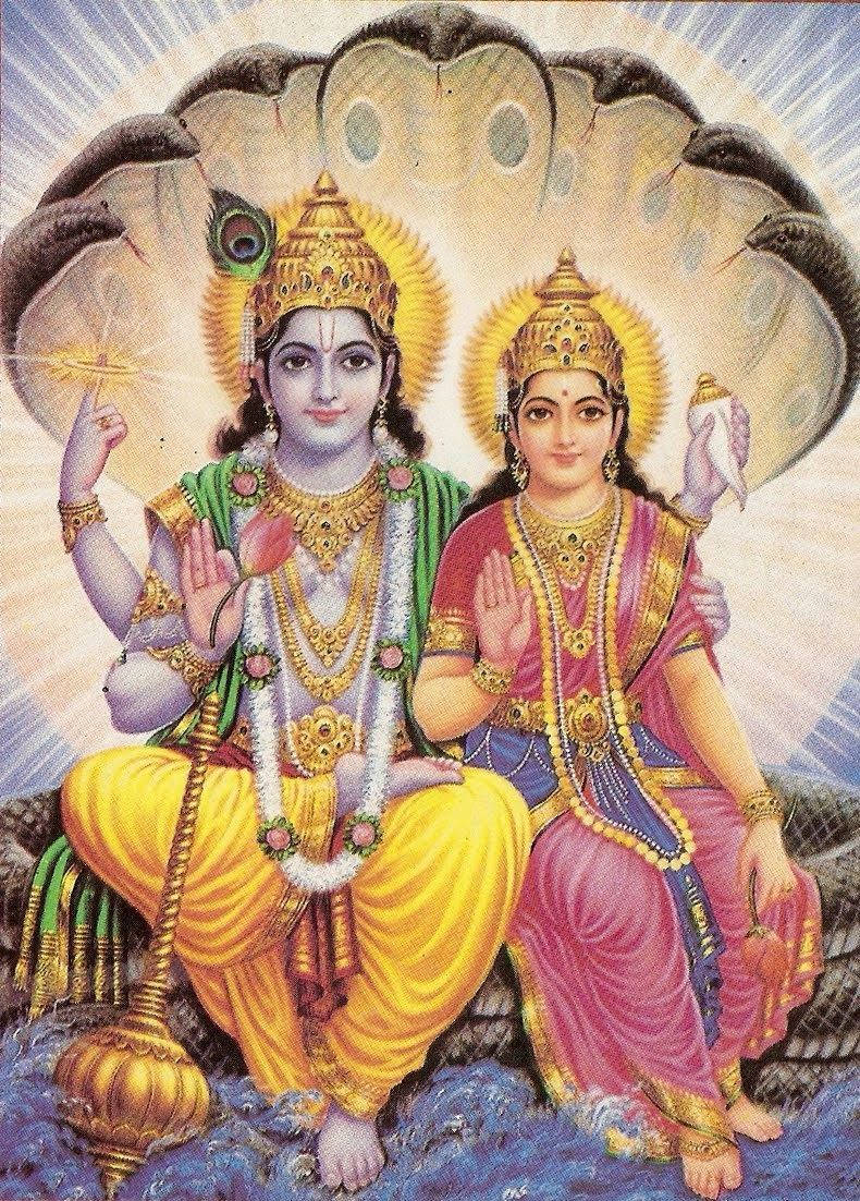 Lakshmi 桌布 壁紙 — 神聖的印度教神靈在神聖的蛇頭罩下威嚴地坐著，散發出金色光環和華麗的珠寶。