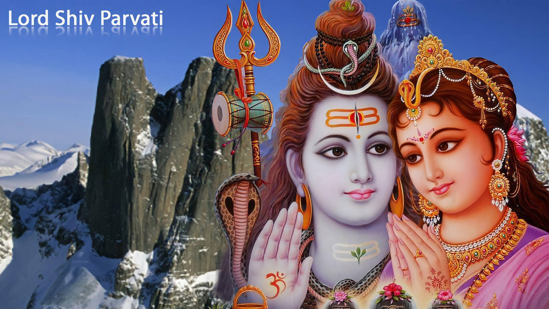 shiv parvati HD 桌布 壁紙 — 神聖的夫婦濕婆神和帕爾瓦蒂飾以金色珠寶和神聖符號，站在雄偉的雪山山脈前，天空清澈湛藍。