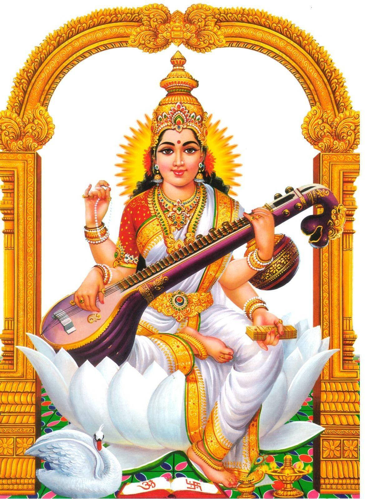 Saraswati Devi 桌布 壁紙 — 神聖的女神薩拉斯瓦蒂優雅地坐在白色蓮花上，手持一把裝飾著黃金珠寶和光環的紫色維納琴。