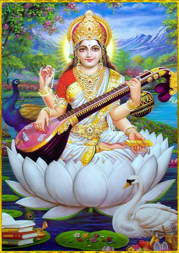 Saraswati Devi 桌布 壁紙 — 神聖的女神薩拉斯瓦蒂優雅地坐在白色蓮花上，彈奏著紫色維納琴，周圍環繞著孔雀和天鵝，在一個充滿活力的神聖池塘中。