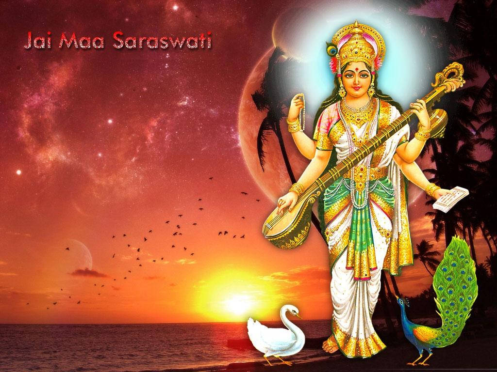 Saraswati Mata 桌布 壁紙 — 神聖的女神薩拉斯瓦蒂在日落時優雅地站立，手持維納琴和書本，旁邊有天鵝和孔雀，背景是宇宙天空。