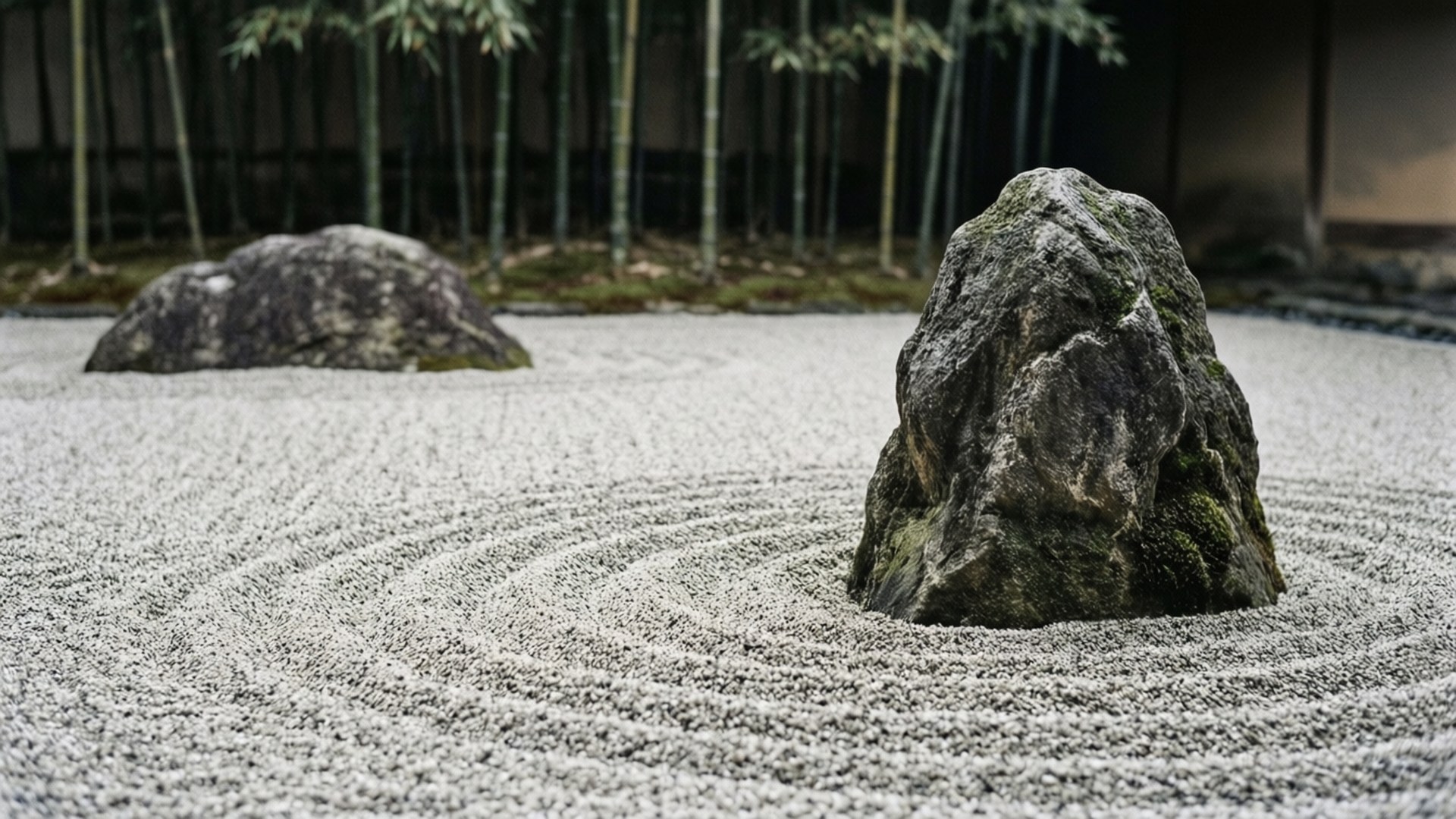 禪意庭園極簡風 壁紙 — 一個寧靜的日本枯山水庭園，有耙過的礫石和長滿苔蘚的石頭，以竹子為框。