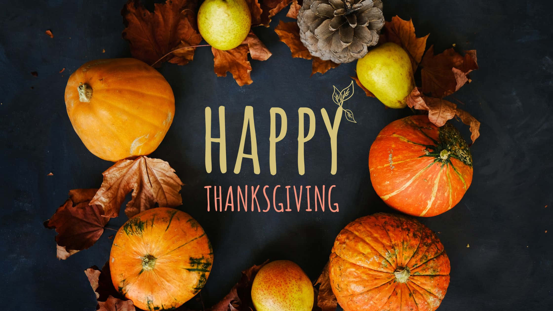Thanksgiving Desktop 桌布 壁紙 — 秋季豐收場景，南瓜、梨子和松果圍繞著「Happy Thanksgiving」文字排列在深色紋理背景上。