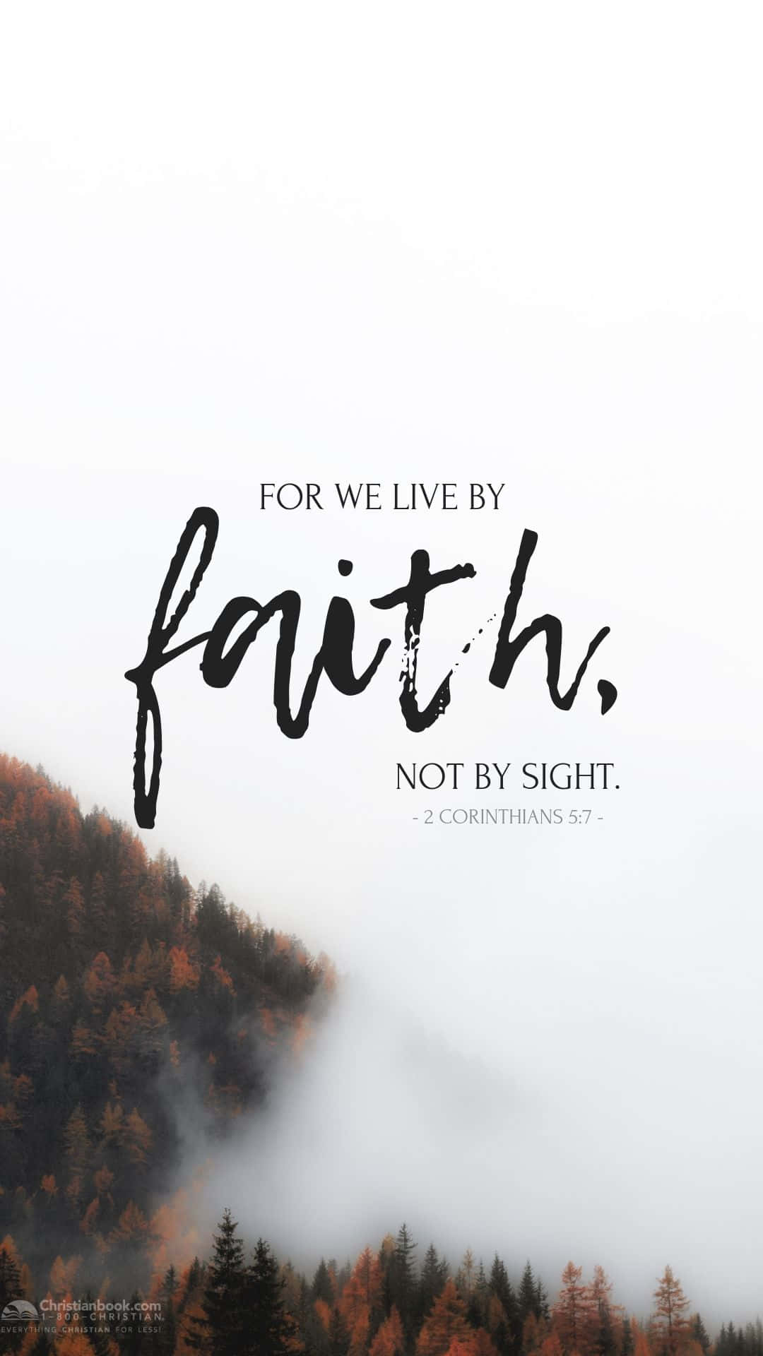 Cool Christian 桌布 壁紙 — 秋色調的霧氣山森林，在多雲的天空上以粗體黑色文字宣告『因為我們行事為人是憑著信心，不是憑著眼見』。