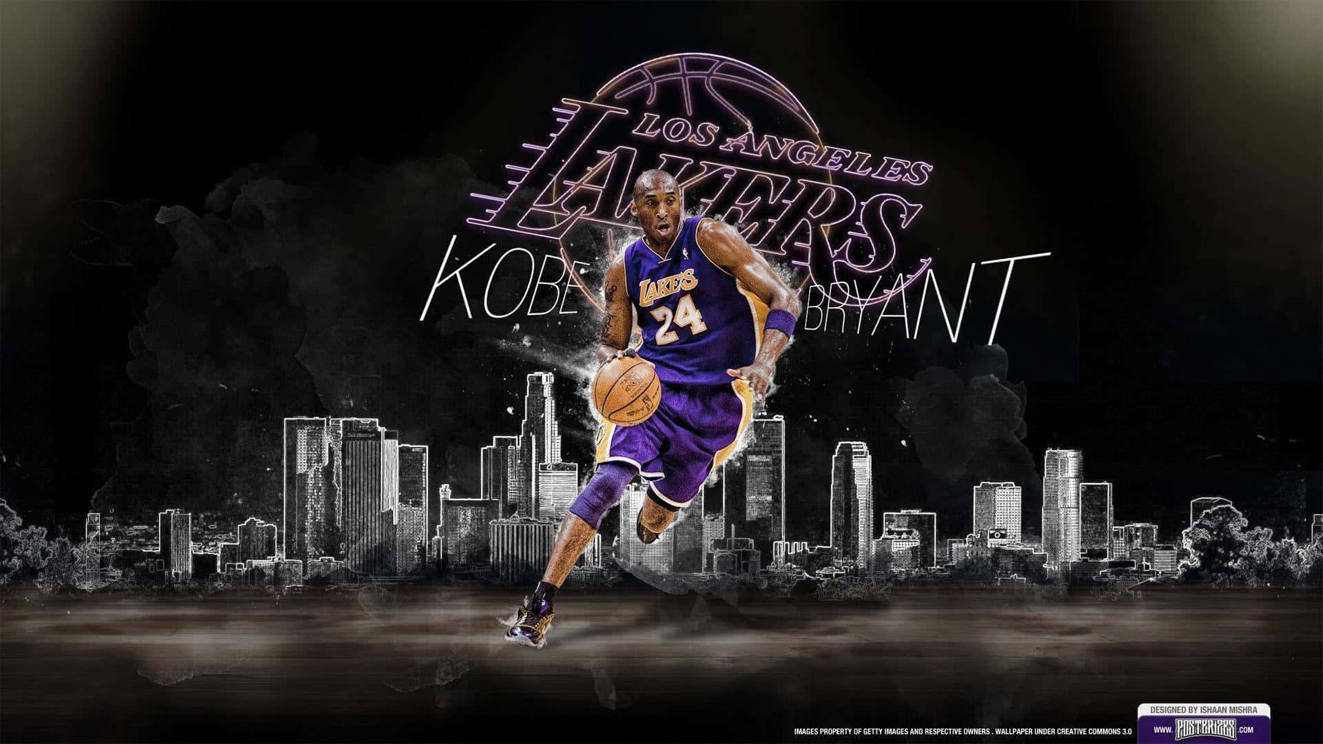 Kobe Basketball 桌布 壁紙 — 科比·布萊恩身穿紫色湖人球衣，在黑白洛杉磯天際線和發光球隊標誌前空中運球。