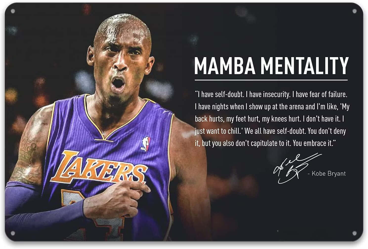 Mamba Mentality 桌布 壁紙 — 科比·布萊恩身穿紫色湖人球衣，在黑暗背景上帶有'Mamba Mentality'引文，以強烈表情向前指點。