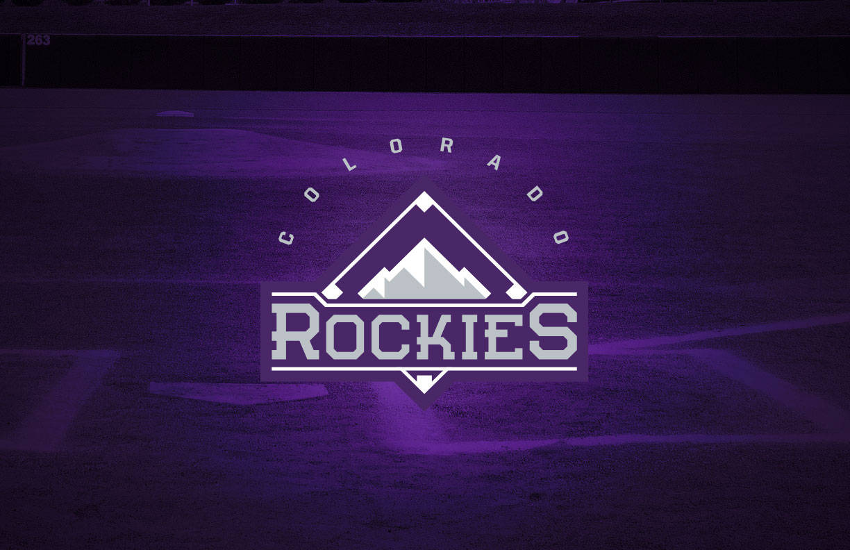 Rockies 桌布 壁紙 — 科羅拉多洛磯隊標誌在夜間棒球場上發出紫色光芒。