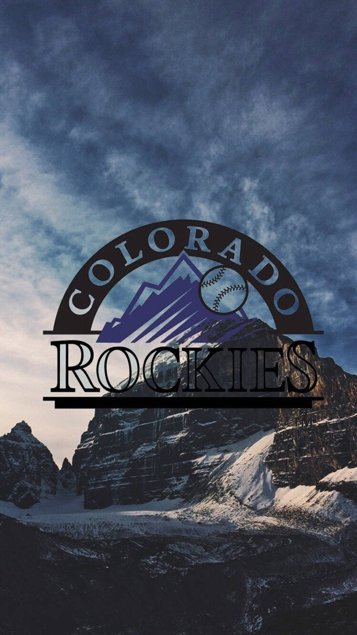 Rockies 桌布 壁紙 — 科羅拉多洛磯隊標誌疊加在陰沉多雲天空下戲劇性的積雪山脈上。