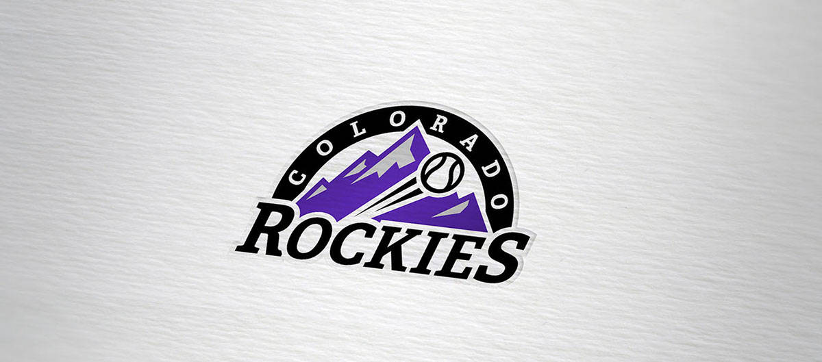 Rockies 桌布 壁紙 — 科羅拉多落磯隊棒球標誌，以紫色山脈和棒球為特色，背景為紋理白色。