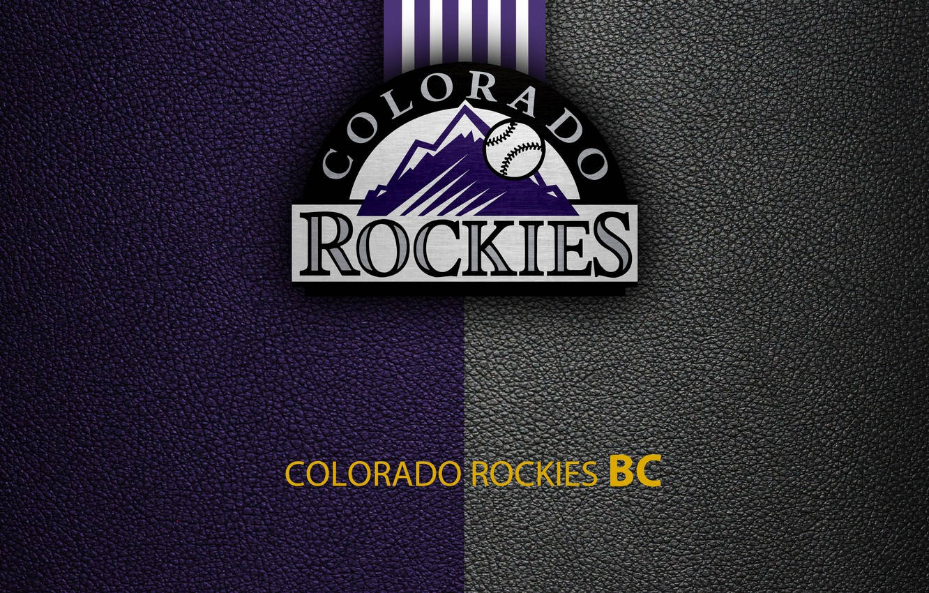 Rockies 桌布 壁紙 — 科羅拉多落磯隊棒球標誌，位於有紋理的紫色和黑色皮革背景上，下方有球隊名稱文字。