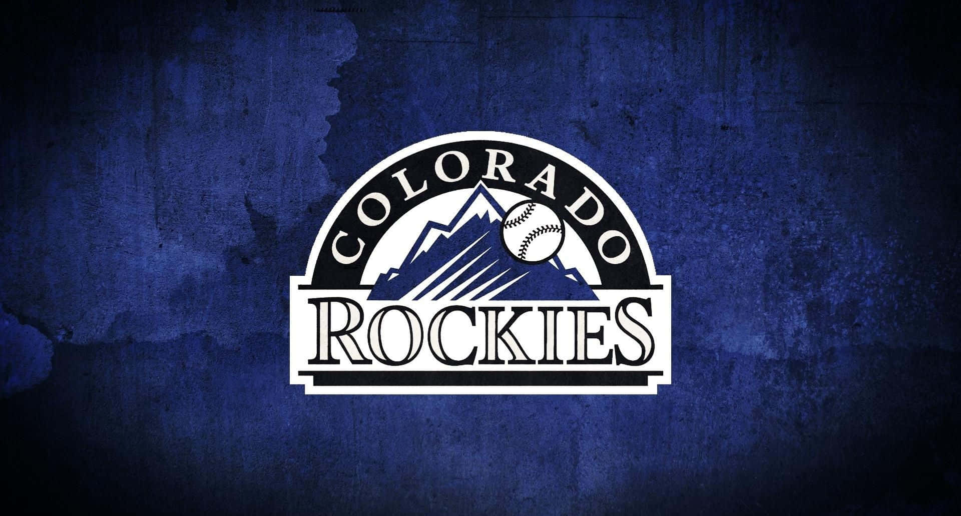 MLB Teams 桌布 壁紙 — 科羅拉多落磯隊棒球標誌，白色和藍色，位於有紋理的深藍色牆壁背景上。