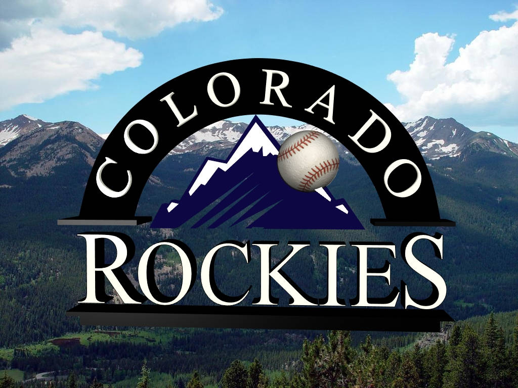 Rockies 桌布 壁紙 — 科羅拉多落磯隊標誌，棒球置於山峰剪影之上，背景為白雪覆蓋的山峰和藍天。