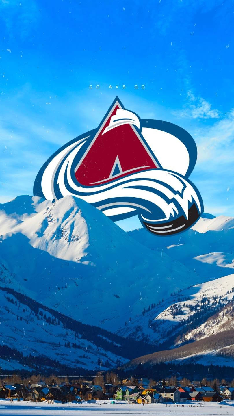 Avalanche 桌布 壁紙 — 科羅拉多雪崩隊標誌漂浮在積雪的山峰上，下方是明亮的藍天和雪村。