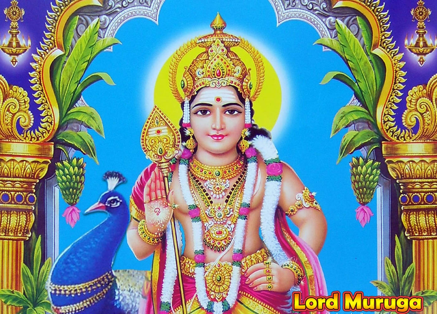 Lord Shiva 桌布 壁紙 — 穆魯加勳爵佩戴金色王冠和珠寶，在藍天下與孔雀和華麗柱子旁閃耀。