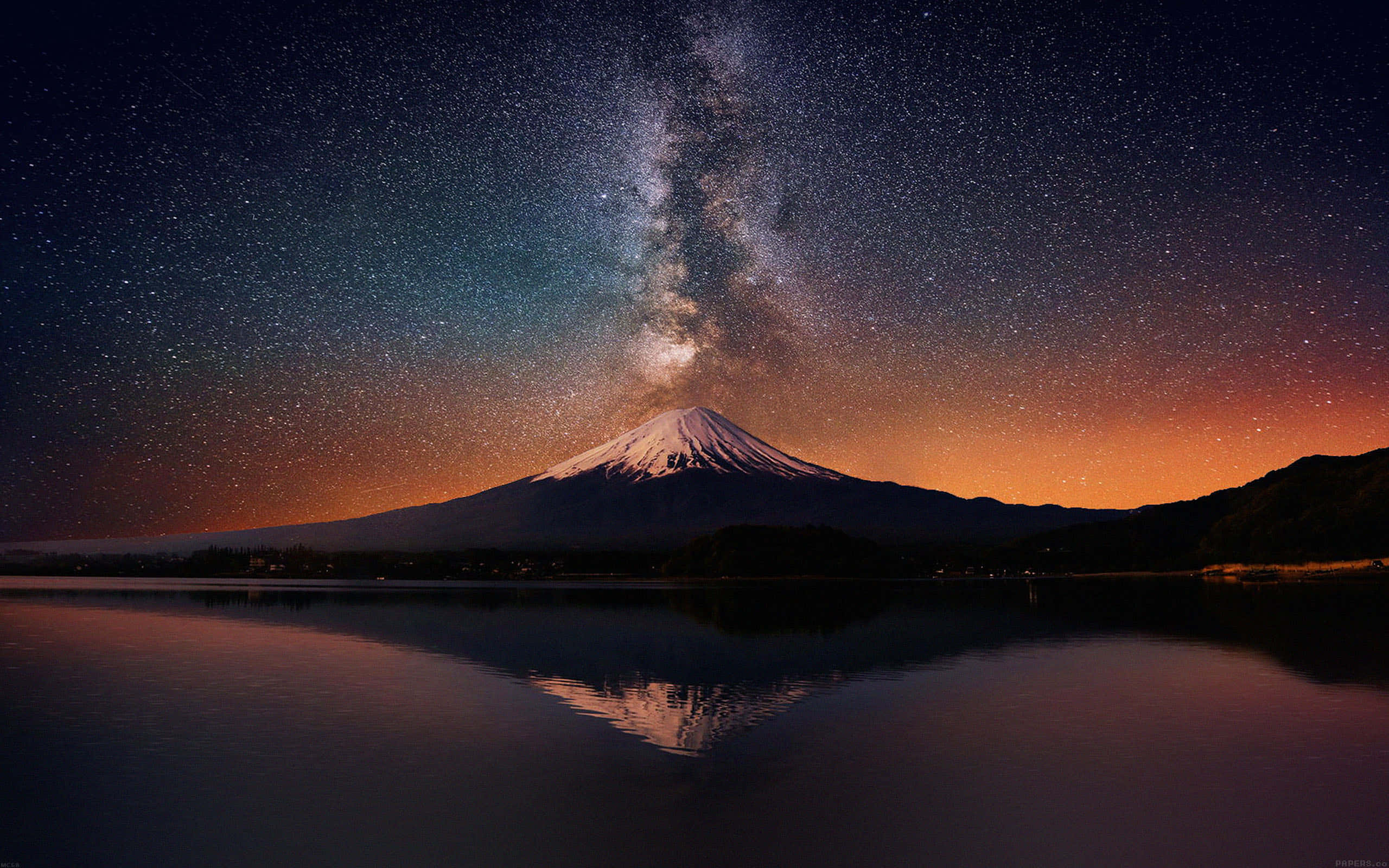 Stars 桌布 壁紙 — 積雪的富士山在平靜的水面上完美倒映，星空下銀河拱橋橫跨天際。
