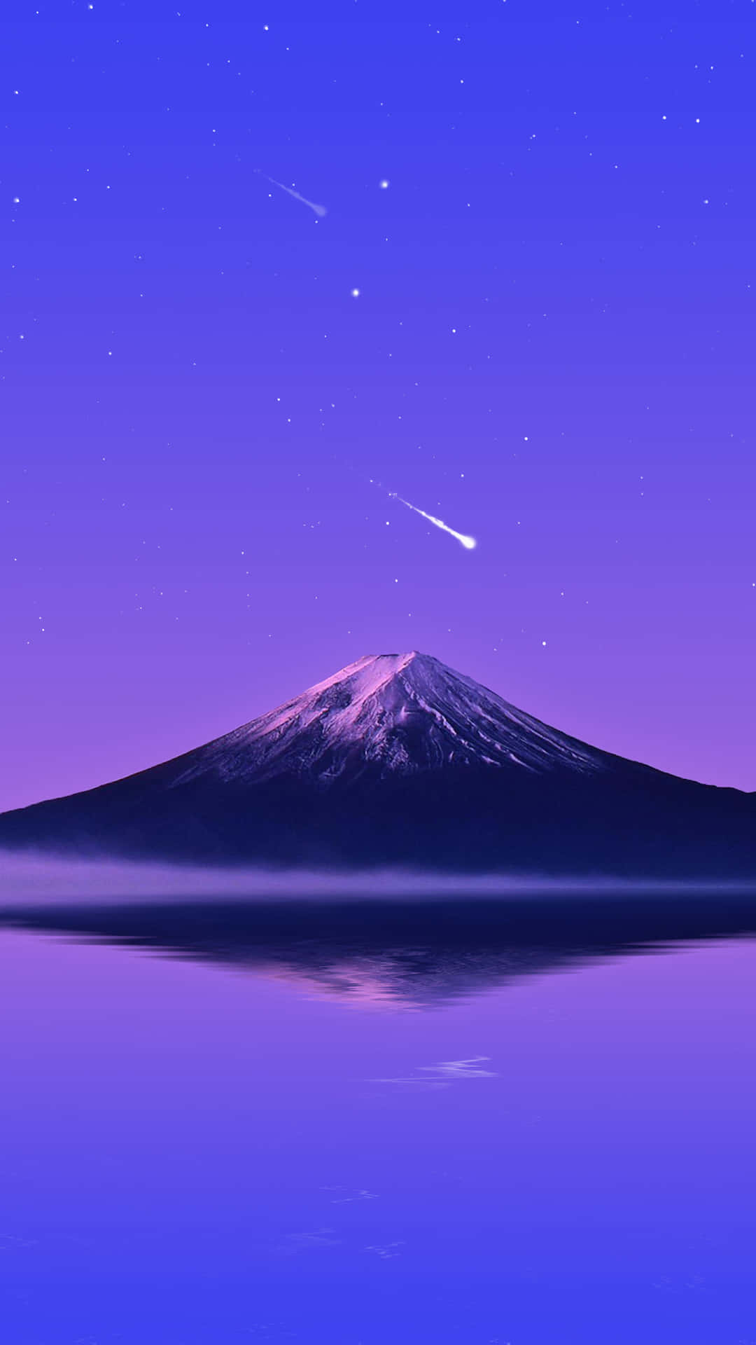 山景 桌布 壁紙 — 積雪的富士山在繁星點點的紫色夜空下倒映在平靜的水面上，伴有流星。