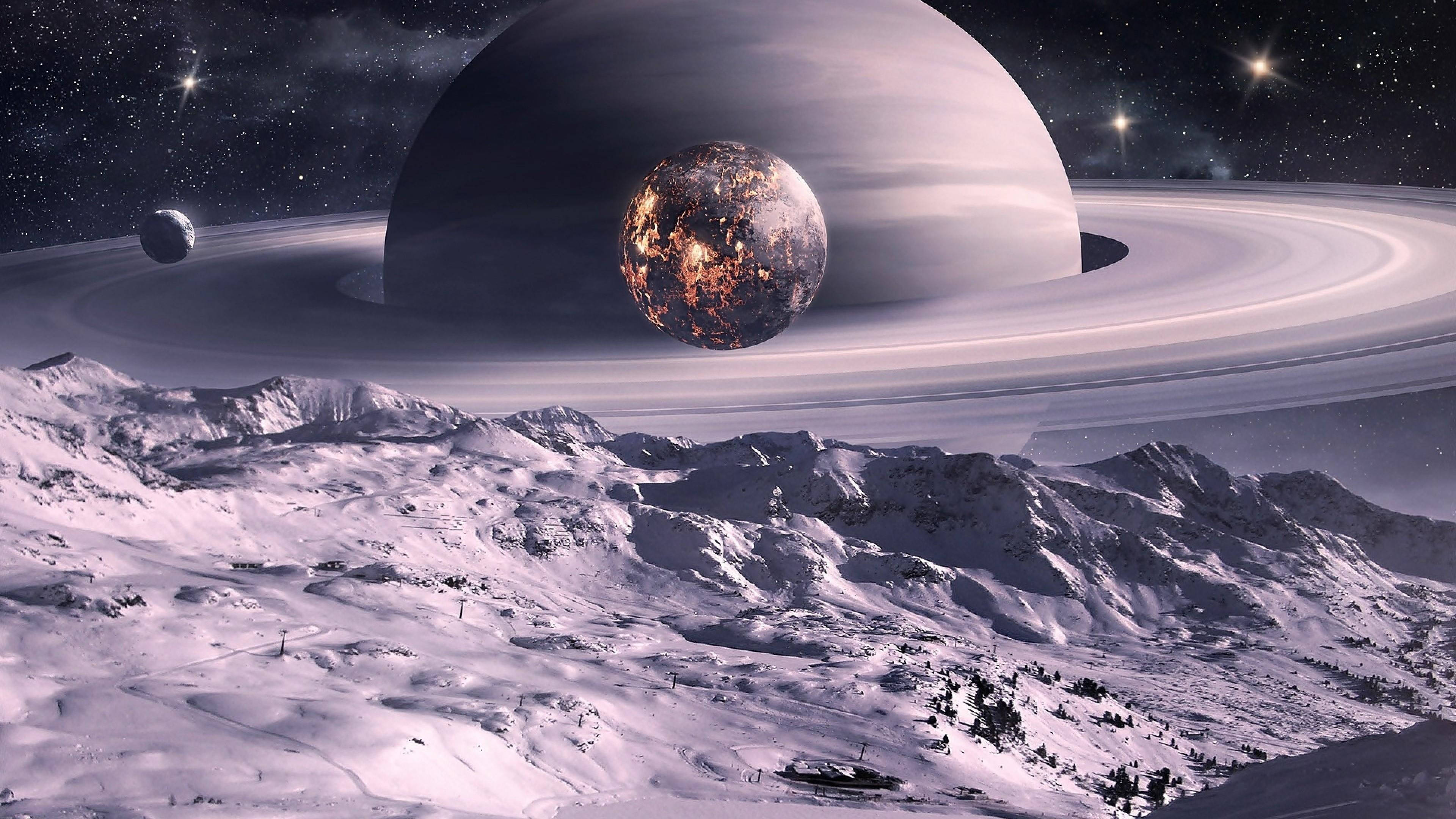 太空 桌布 壁紙 — 積雪的山峰仰望一顆巨大的環狀行星和一顆熾熱的衛星，背景是繁星點點的宇宙天空。