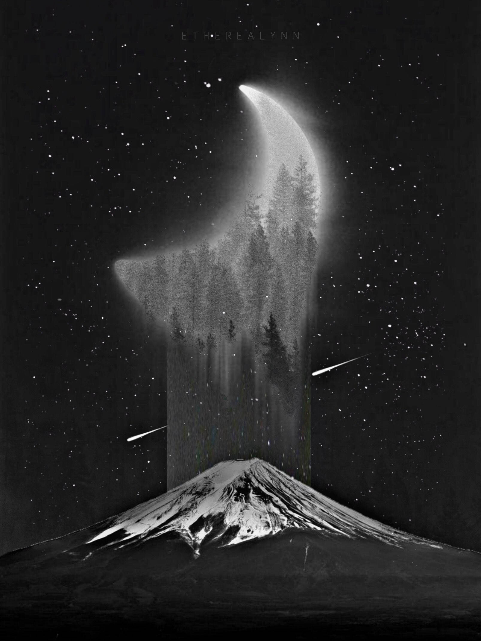 月夜星空 桌布 壁紙 — 積雪的山峰伸向一彎新月，新月在繁星點點的夜空下化作森林，並有流星劃過。