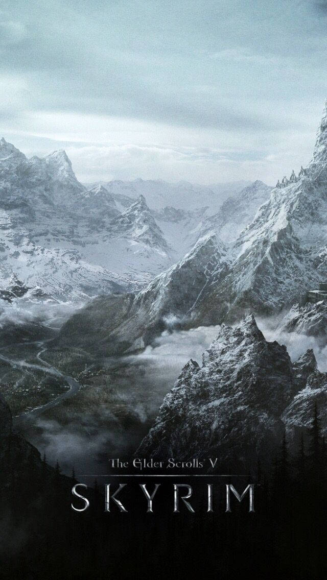 Banner 桌布 壁紙 — 積雪的山峰刺穿多雲的天空，下方是霧氣瀰漫的山谷和蜿蜒的河流。