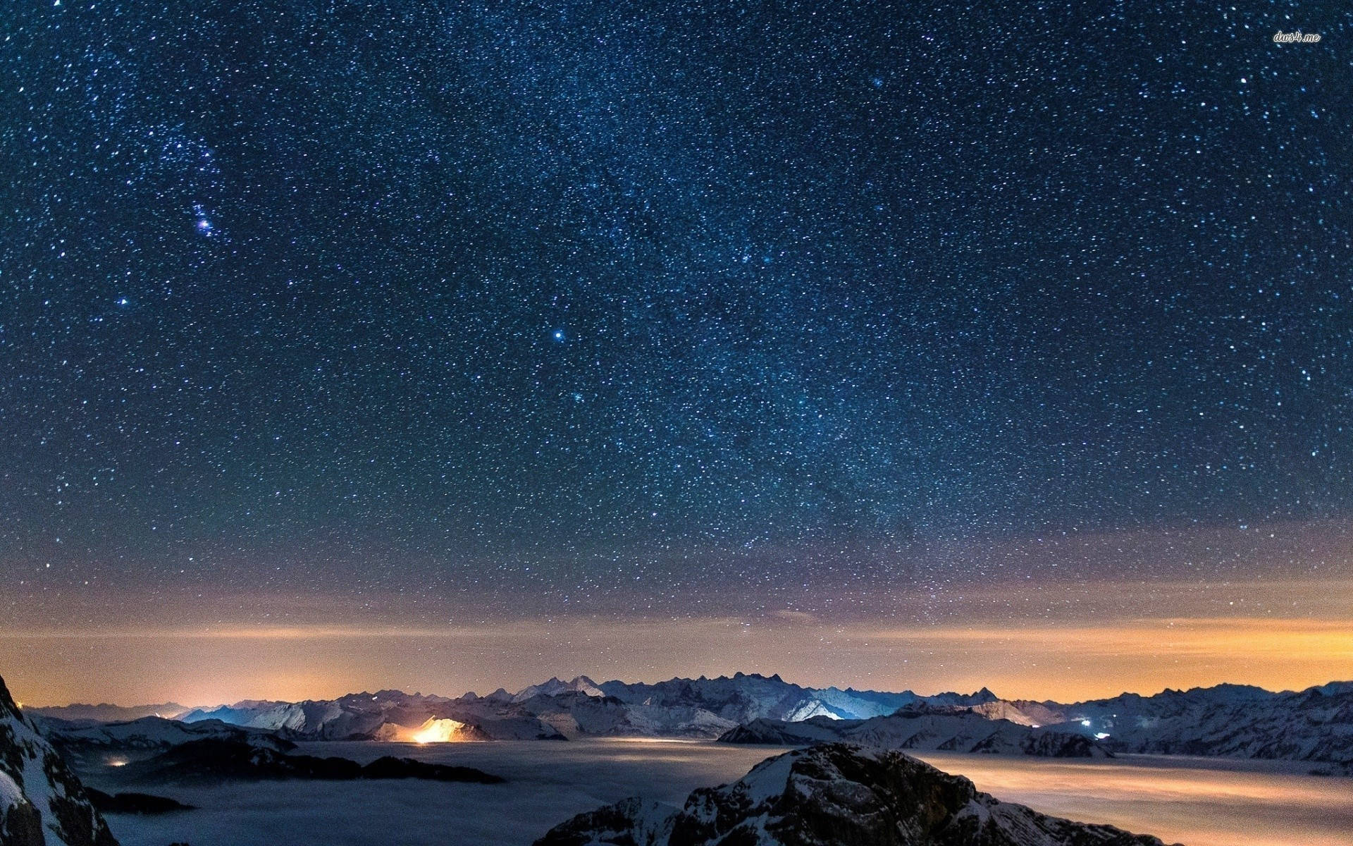 Beautiful Sky 桌布 壁紙 — 積雪的山峰刺穿星空，下方是閃爍著極光的雲海。