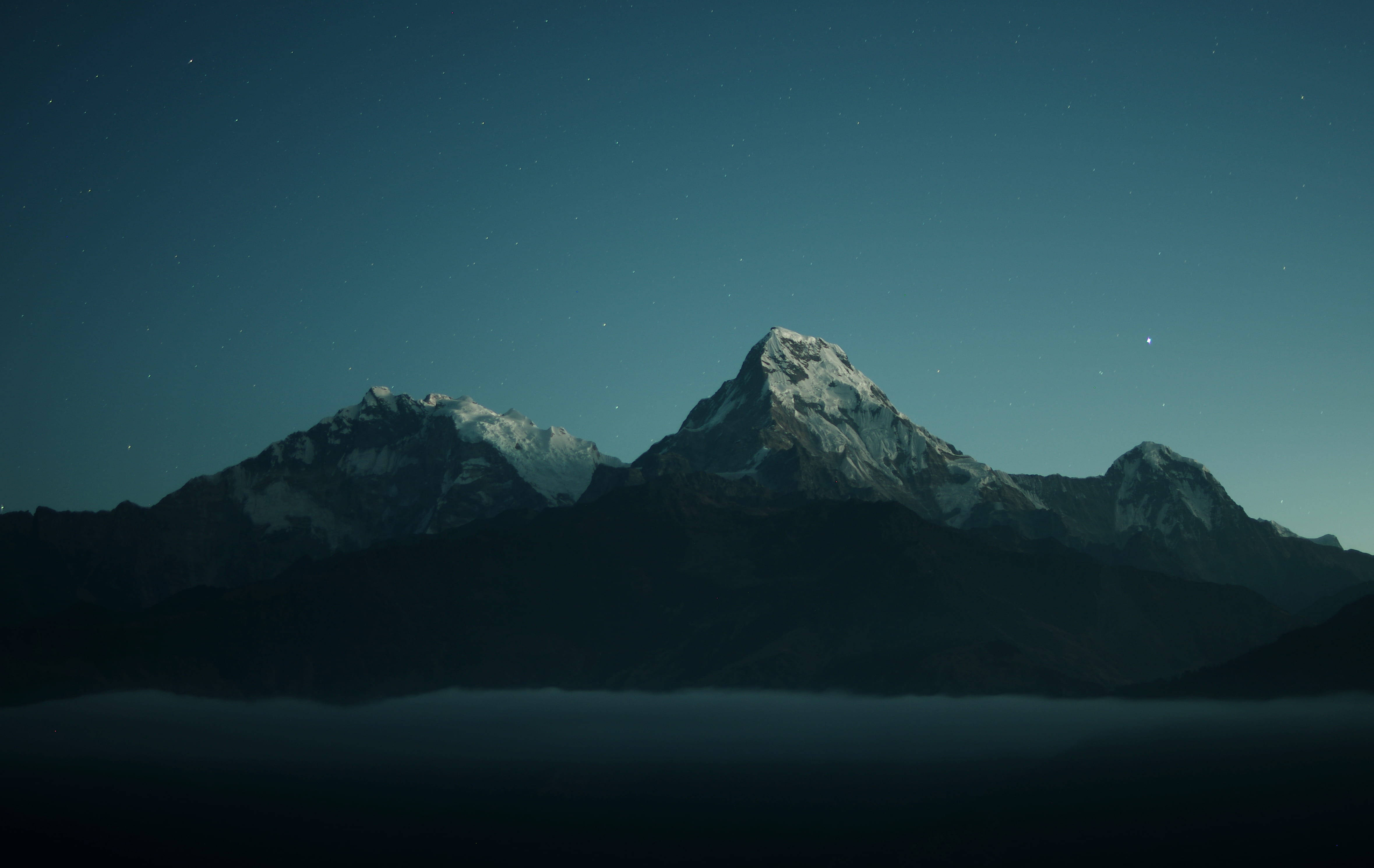 山脈 桌布 壁紙 — 積雪的山峰刺穿星空夜空，下方是霧海。