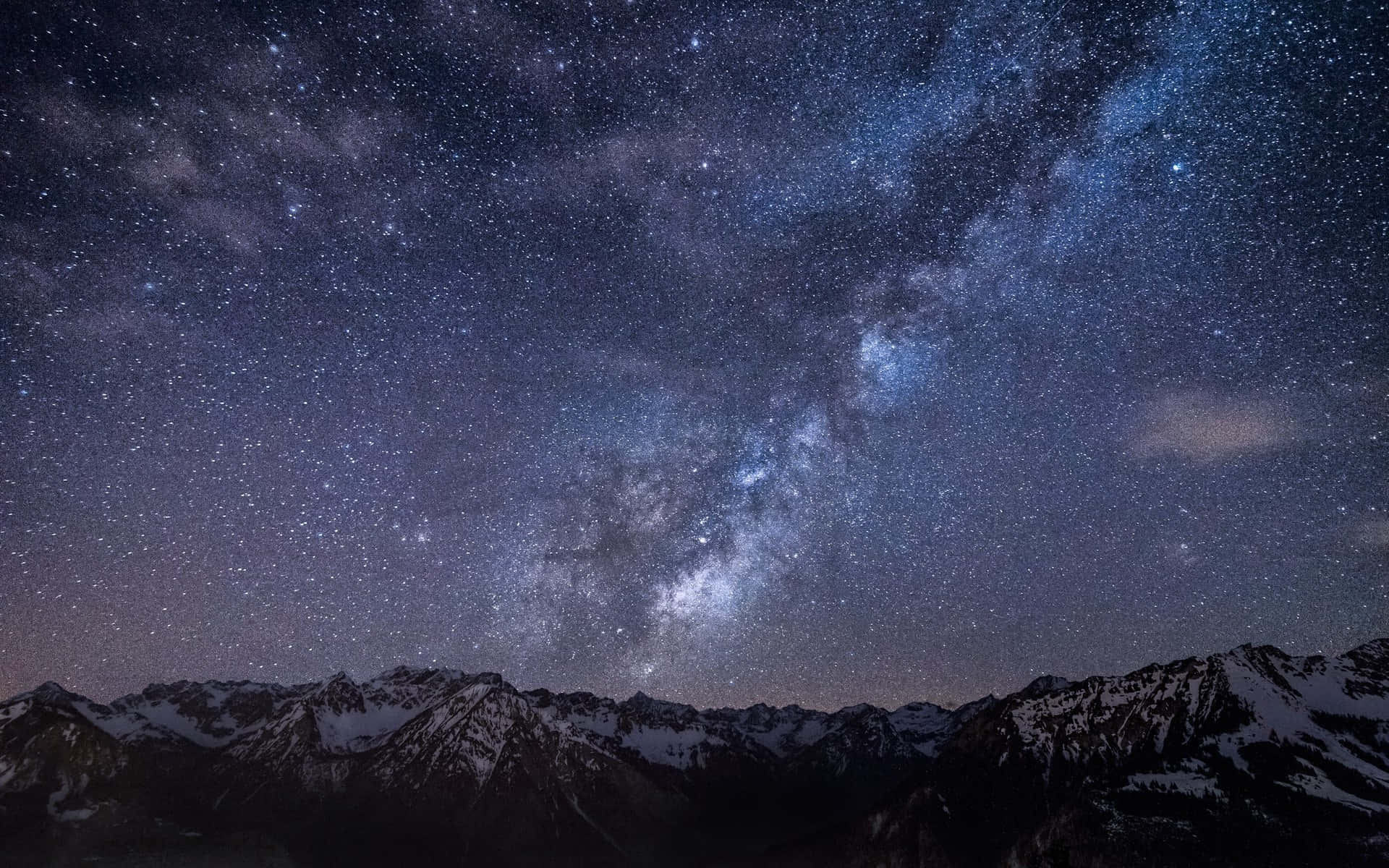 Starry Sky 桌布 壁紙 — 積雪的山峰在令人嘆為觀止的星空下聳立，銀河明亮地閃耀。