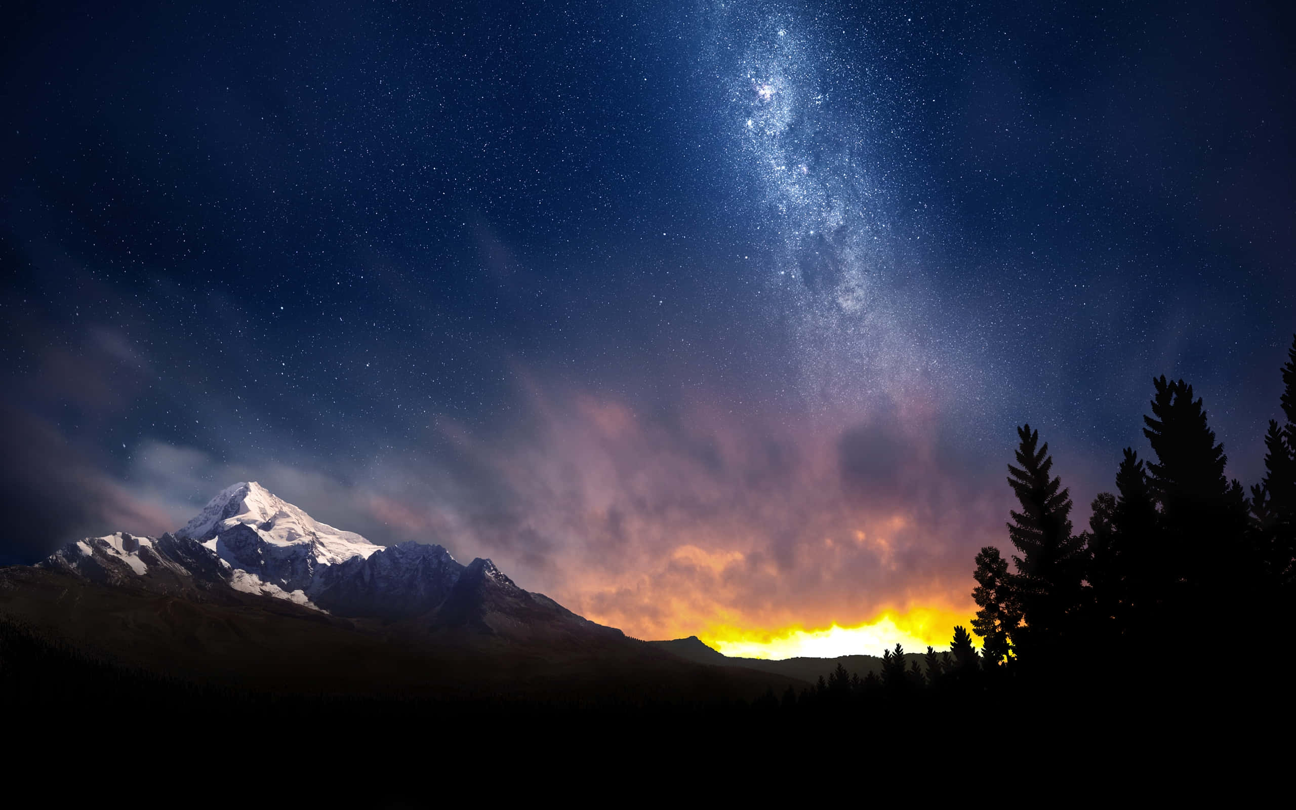 山景 桌布 壁紙 — 積雪的山峰在充滿星星和銀河的 vibrant 夜空下，在熾熱的地平線上方發光。