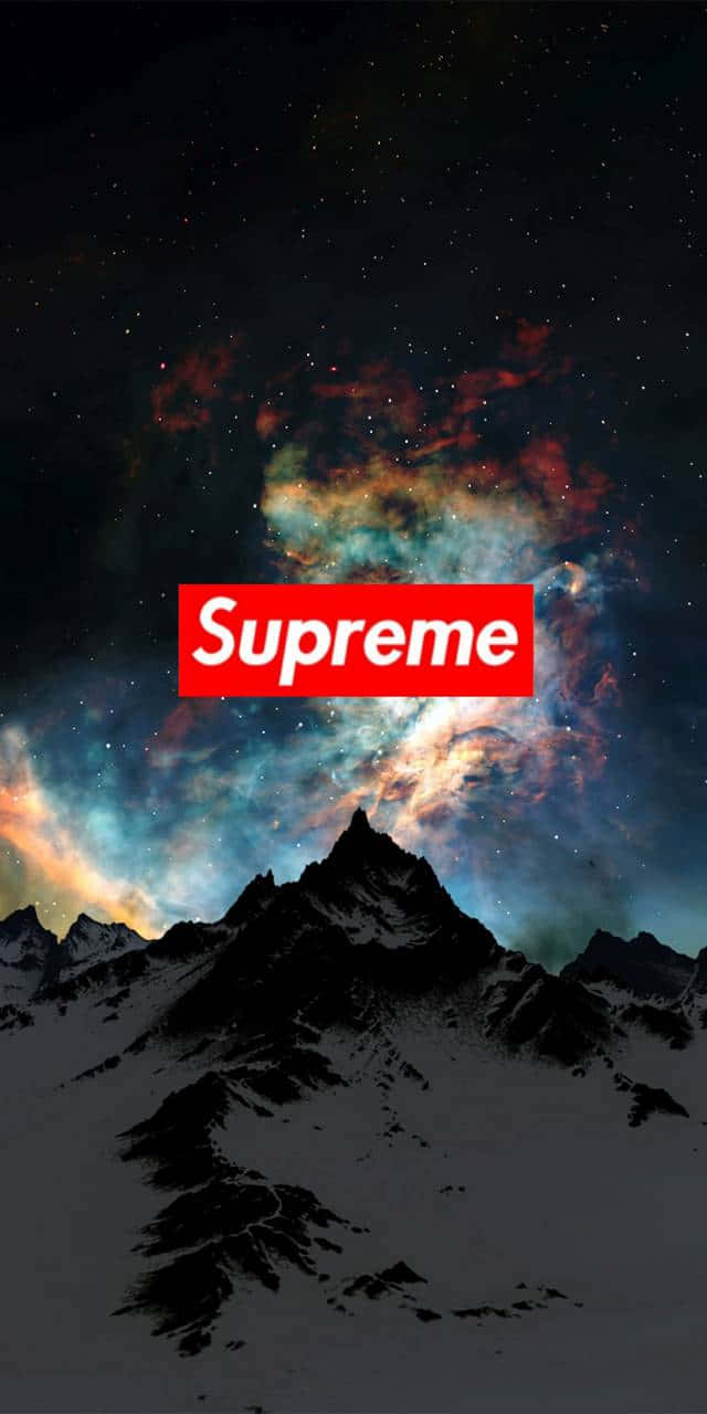Supreme iPhone 桌布 壁紙 — 積雪的山峰在充滿活力的宇宙星雲下升起，天空中央有一個大膽的紅色Supreme標誌。