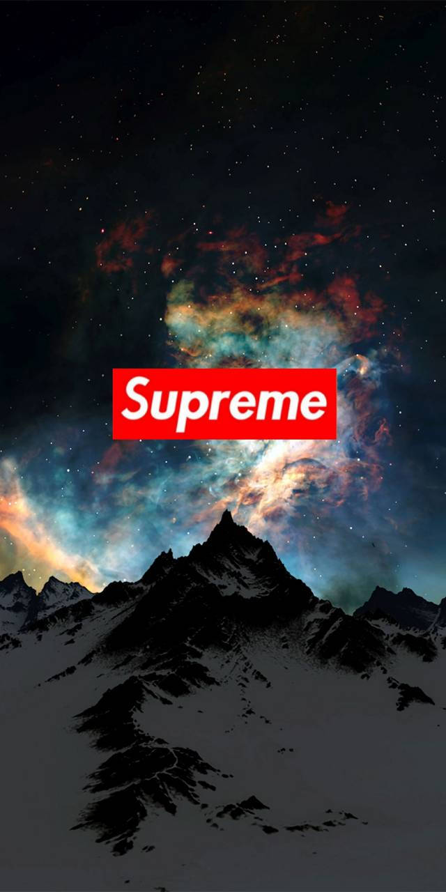 supreme 桌布 壁紙 — 積雪的山峰在充滿活力的宇宙星雲中聳立，中央是紅色的Supreme標誌。