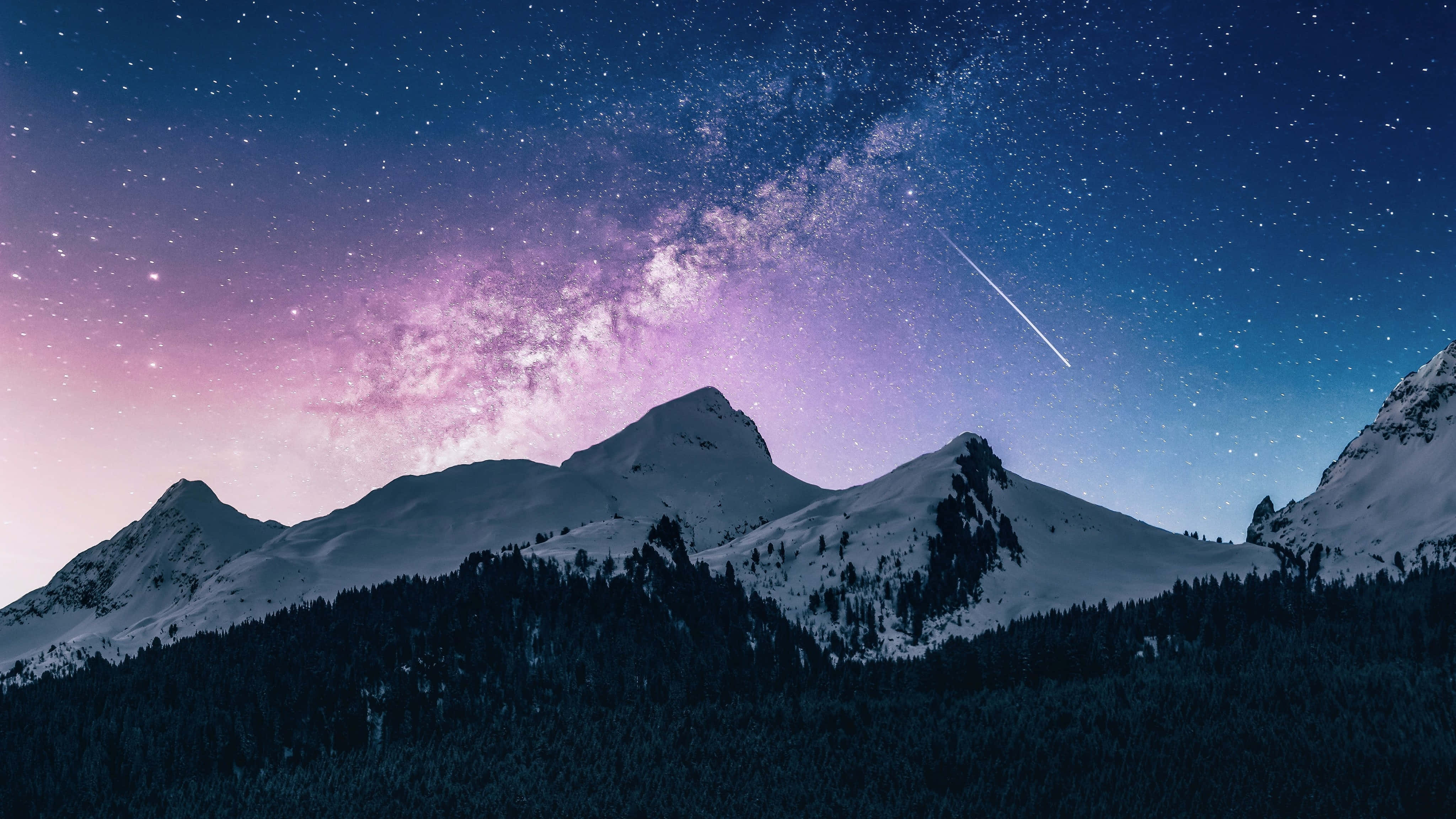 夜空 桌布 壁紙 — 積雪的山峰在充滿活力的星空下升起，伴隨著發光的銀河和流星。