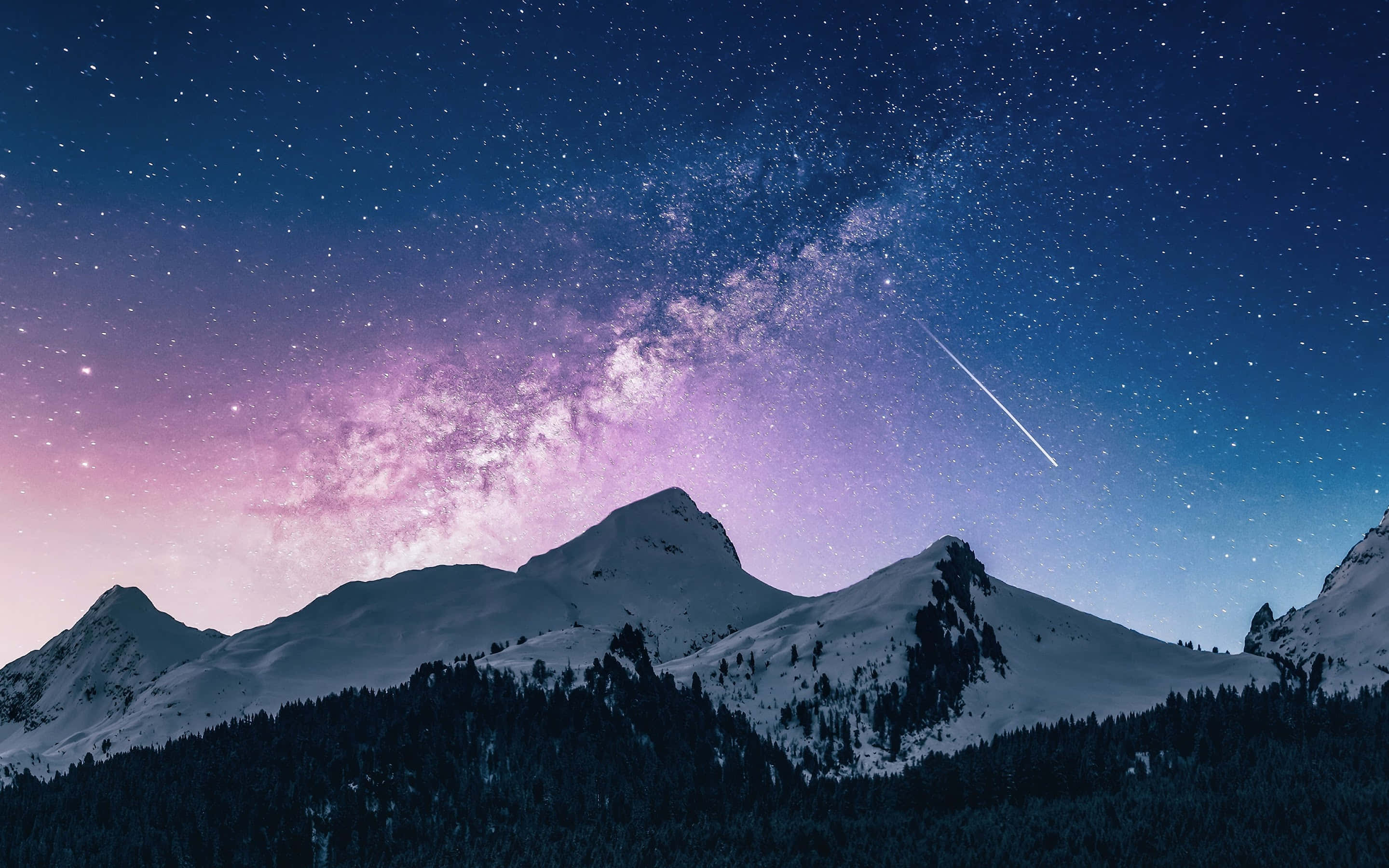 Star Sky 桌布 壁紙 — 積雪的山峰在充滿活力的星空下升起，銀河閃耀，流星劃過天際。
